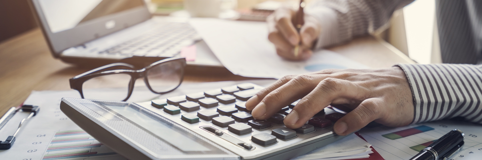 Foto: Businessman working on Desk office business financial accounting calculate © Kittiphan | Fotolia.com