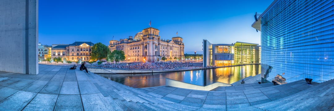 Foto: Berlin government district with Reichstag and Paul Löbe Haus at dusk, Germany © JFL Photography